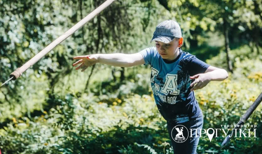 Мальчик метает копье – выпускные вечера для 4 класса от 2850 рублей