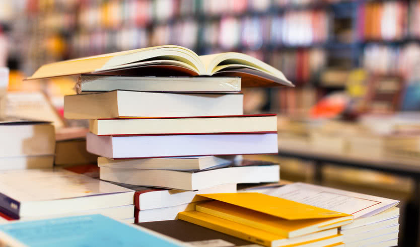 Стопка книг — Экскурсии для школьников в Санкт-Петербурге от 160 рублей