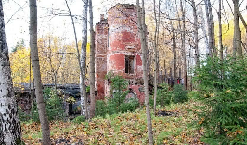 Руины Красного замка в Румболовском парке – автобусные загородные