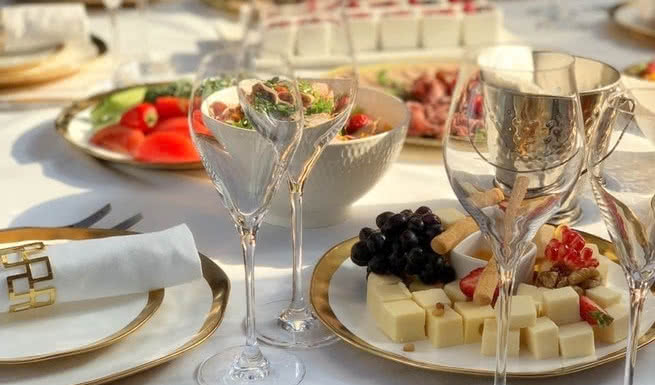 Сервиз и закуски – аренда теплохода в СПб от 8500 рублей