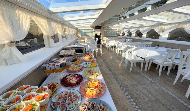 Накрытый стол с едой – аренда теплохода в СПб от 9000 рублей