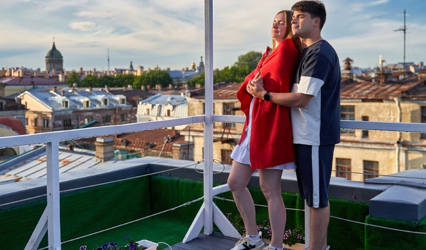 Наслаждаются моментом – по крышам Петербурга от 3500 рублей