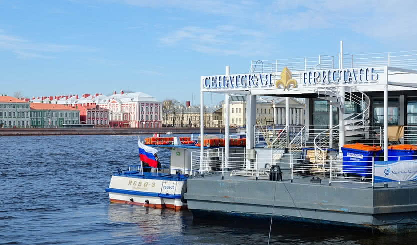 «Алые паруса» – просмотр с причала на Английской набережной – Пешеходные экскурсии