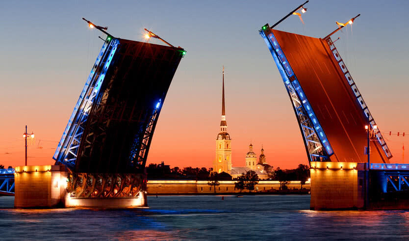 Белые ночи в Санкт-Петербурге, развод Дворцового моста – водные экскурсии по рекам и каналам от 1700 рублей