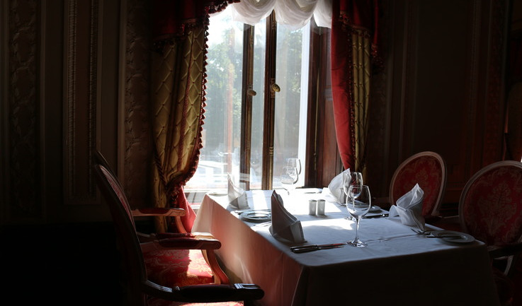 Столик рядом с окном – дворцы и особняки от 2000 рублей