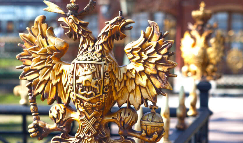 Двуглавые орлы на ограде у домика Петра I на Петровской набережной – экскурсии и программы для детей от 345 рублей 