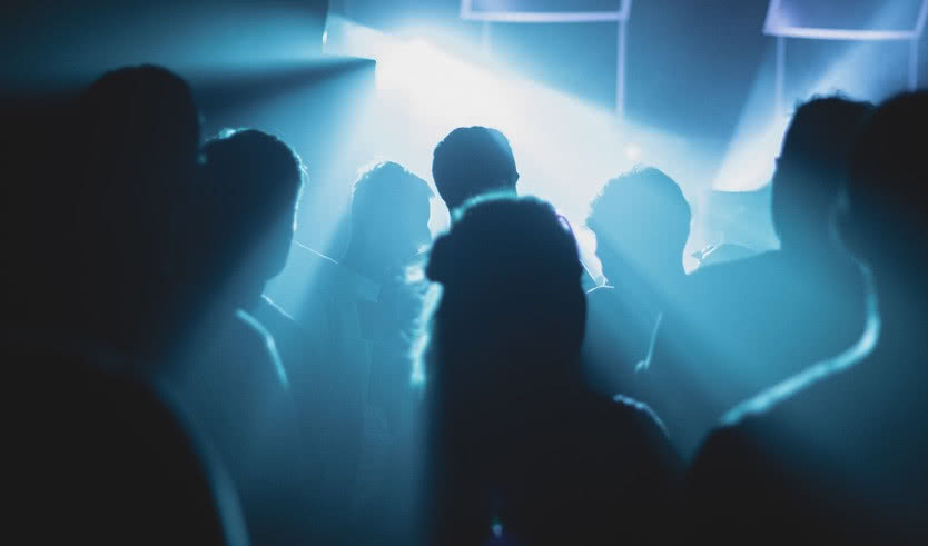 Силуэты людей — Выпускные вечера для 9 класса от 5850 рублей