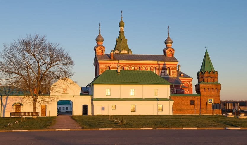 У входа в Староладожский Никольский монастырь –  автобусные загородные от 2000 рублей
