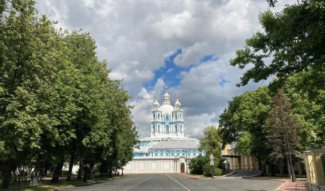 Воскресенский Смольный собор – интерьерные экскурсии для заказных групп от 340 рублец