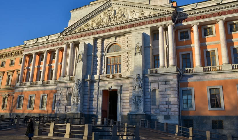 Фасад Михайловского замка – квесты для школьников от 820 рублей