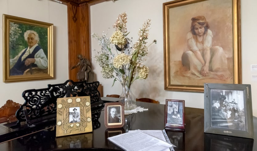 Фрагмент большой гостиной с портретами – интерьерные экскурсии от 1200 рублей