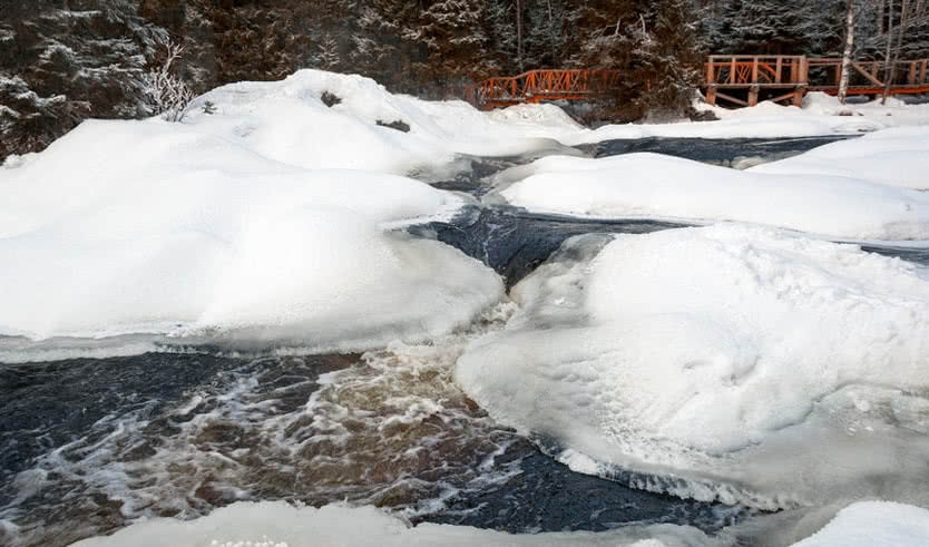 Рускеальский водопад – новогодние туры в Карелию от 32400 рублей
