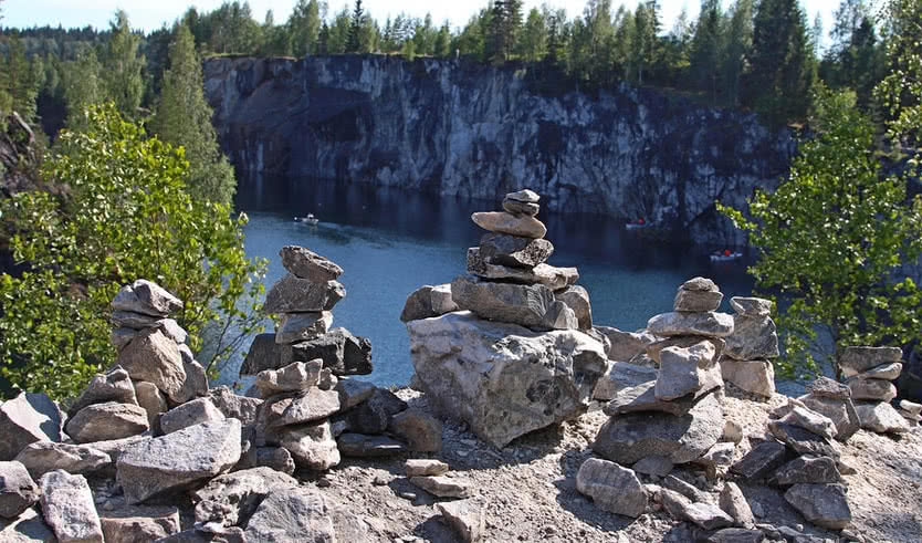 Сад из камней на скале мраморного каньона – туры в Карелию от 23950 рублей