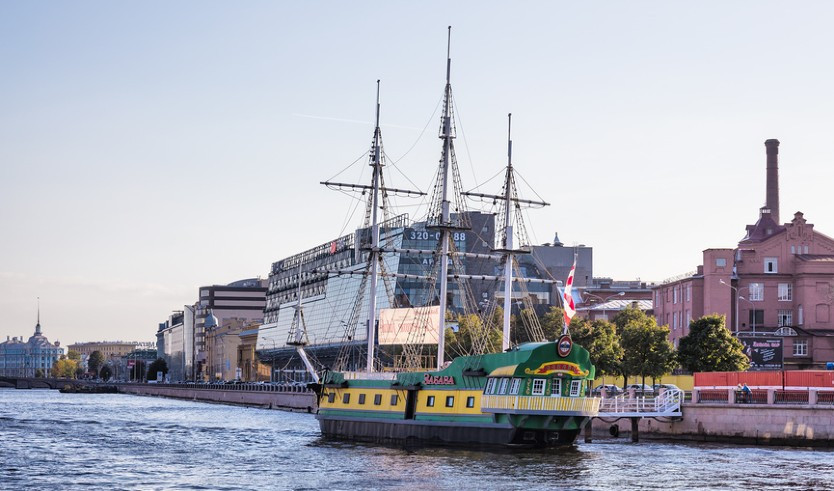 Плавучий ночной клуб 