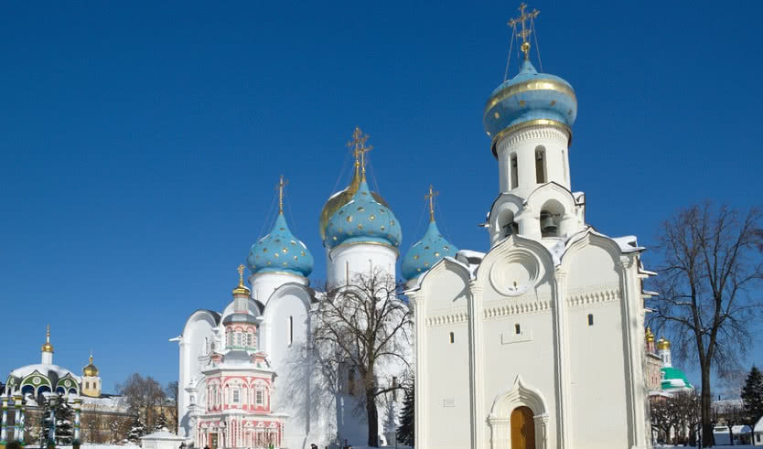 Свято-Троицкая Сергиева Лавра. Духовская церковь, Успенский собор, Успенский кладезь с часовней и Водосвятная часовня-сень – туры по Золотому кольцу от 26900 рублей