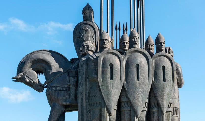 Монумент «Ледовое побоище» – туры и экскурсии в Псков от 24150 рублейАй да Псков! Ай да Пушкинские горы! – туры и экскурсии в Псков от 24150 рублей