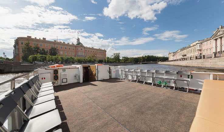 Верхняя палуба – аренда теплохода в СПб от 9500 рублейВерхняя палуба – аренда теплохода в СПб от 13000 рублей