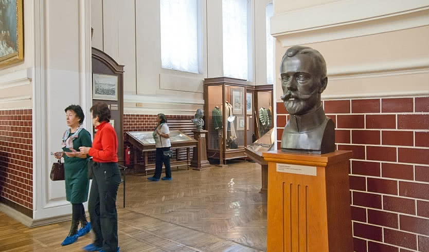 Бюст Николая Второго в центральном зале – интерьерные экскурсии