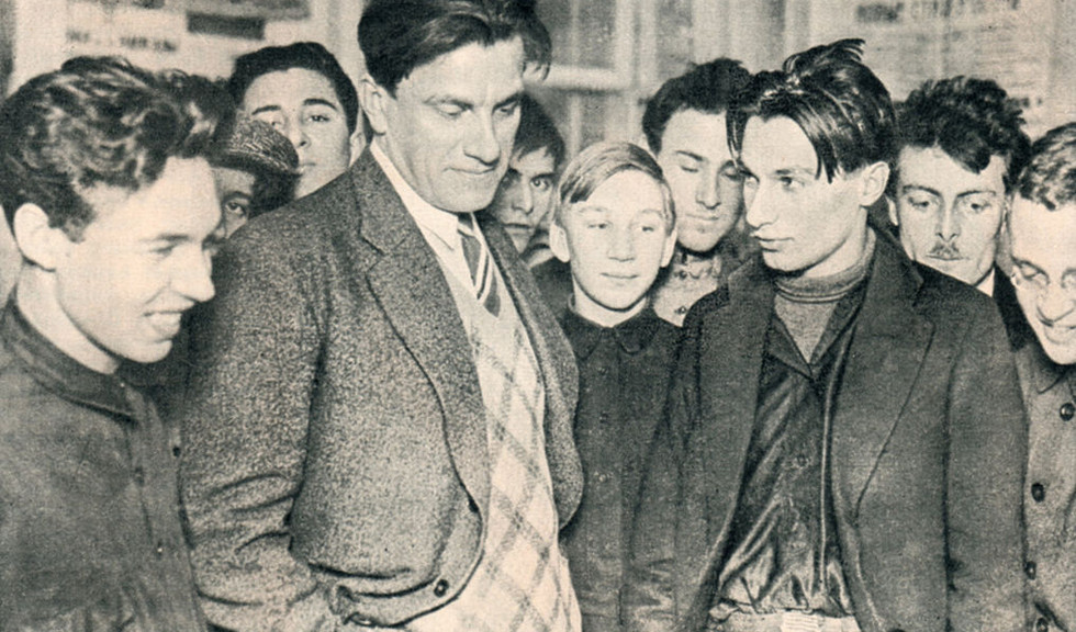 Владимир Маяковский и Федор Тарасов, 1930 – пешеходные экскурсии от 1100 рублей