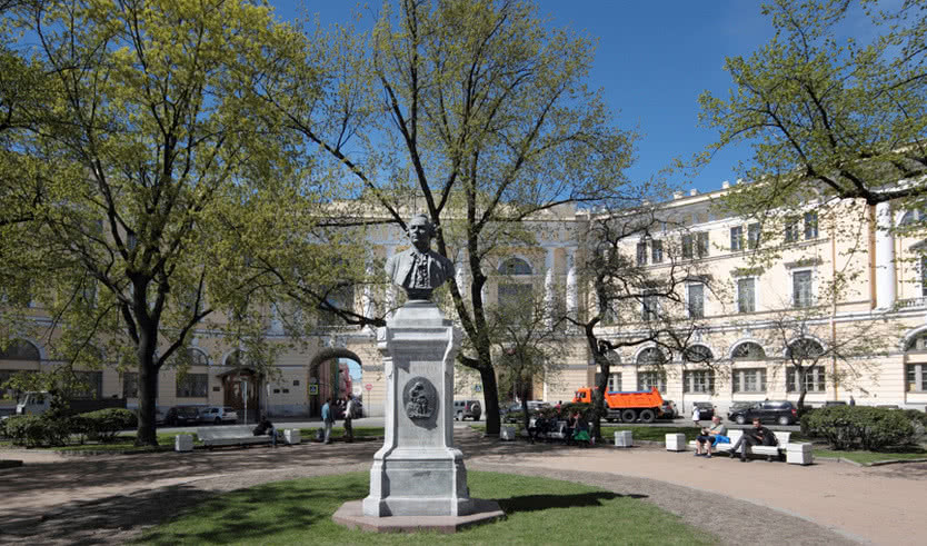 Бюст Михаила Ломоносова на одноимённой площади – интерьерные экскурсии от 2300 рублей