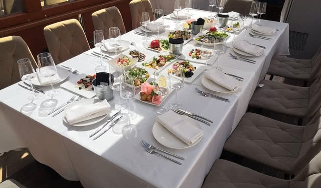 Накрытый стол – аренда теплохода в СПб от 8500 рублей