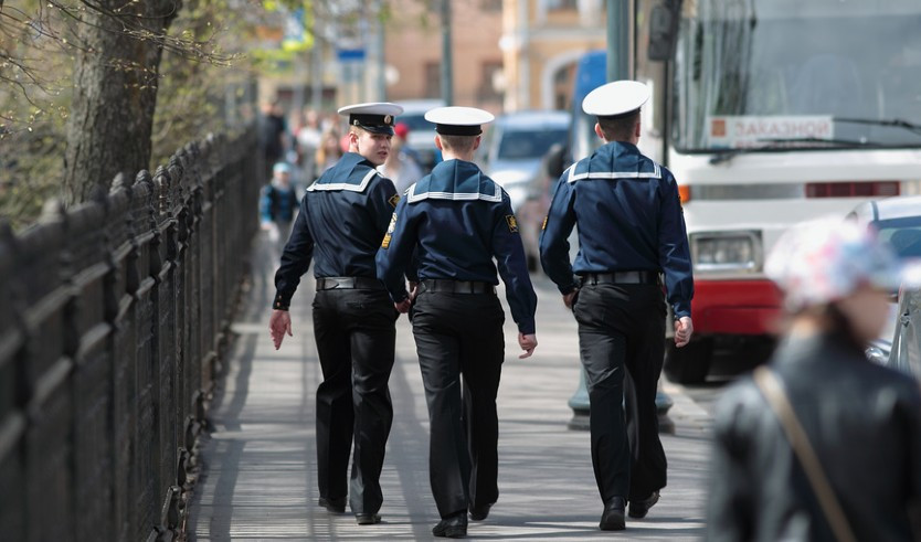 Молодые люди в морской форме на улице Советской, город Кронштадт – загородные экскурсии от 1150 рублей