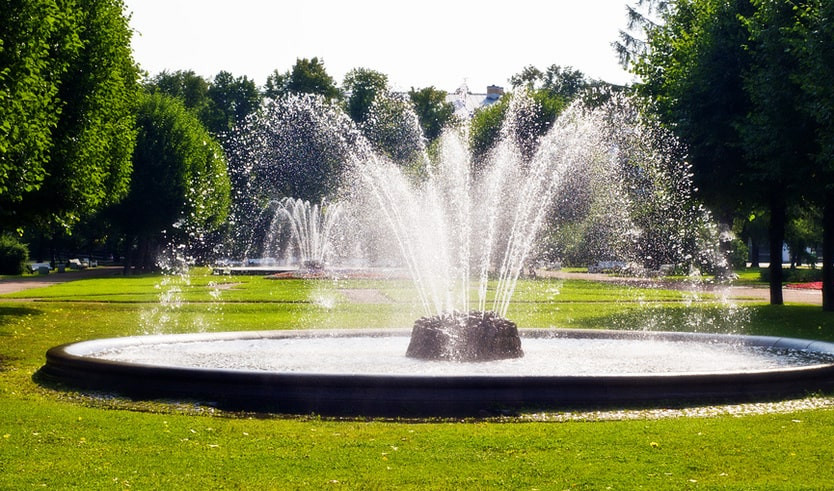 Фонтаны в парке у Смольного собора – пешеходные экскурсии