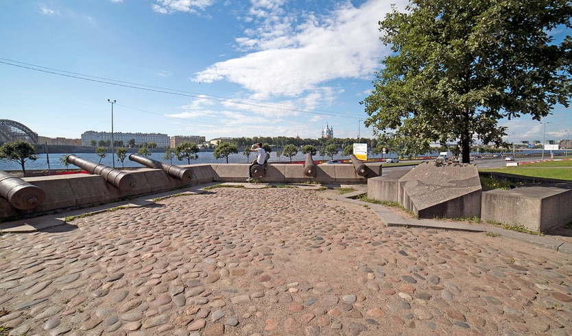 Памятный знак «Крепость Ниеншанц» – автобусные экскурсии от 1090 рублей