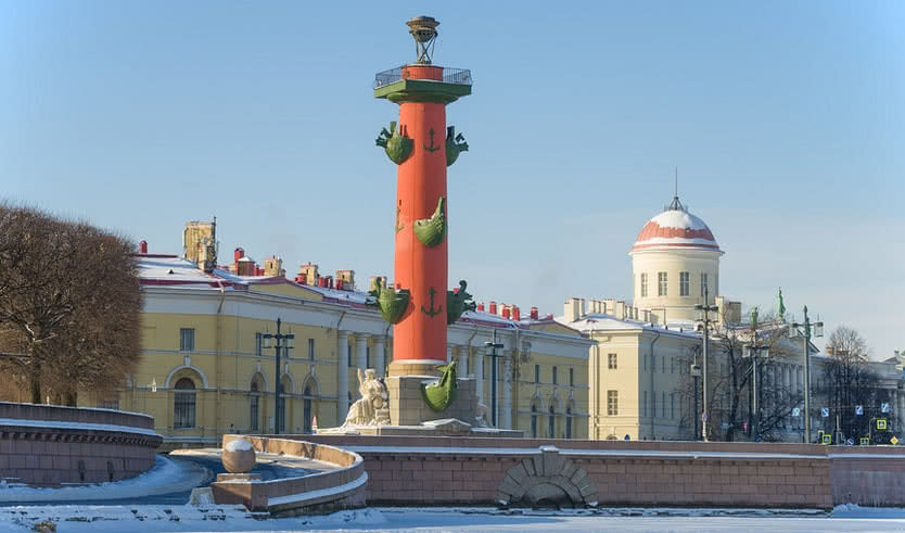 Вид на северную Ростральную колонну – сборные туры в Санкт-Петербург от 5400 рублей