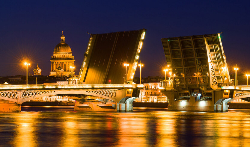 Разведенный Благовещенский мост и купол Исаакиевского собора – водные экскурсии по рекам и каналам