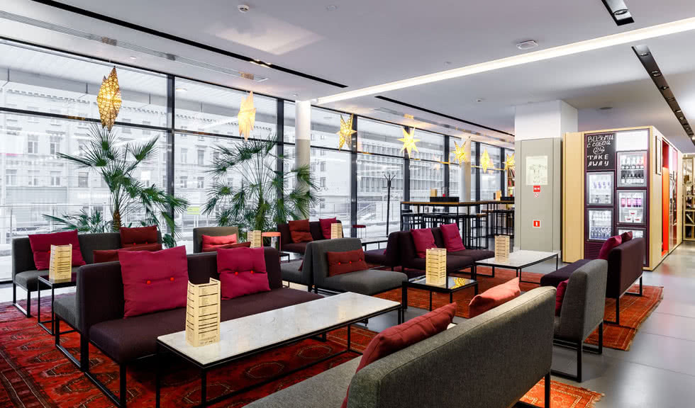 Лобби в отеле Азимут