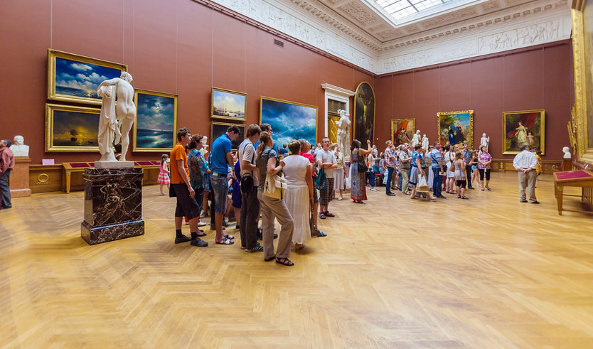 Посетители в Русском музее - Сборные экскурсии для школьников в Санкт-Петербурге