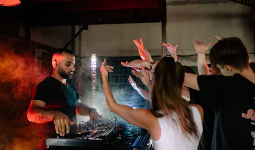 Диджей — новогодние корпоративы от 3320 рублей