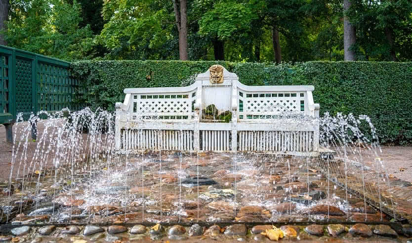 Фонтан-шутиха «Диванчики» – Сборные туры в Санкт-Петербург от 11500 рублей