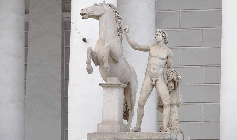 Скульптура у входа в здание – интерьерные экскурсии от 2000 рублей