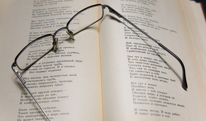 Очки на раскрытой книге – интерьерные экскурсии 3450 рублей