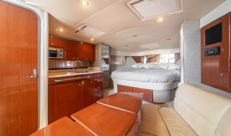 Каюта – аренда катера в СПб от 29000 рублей