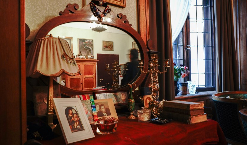 Интерьер музея-квартиры Сапожниковых-Бенуа  — пешеходные экскурсии