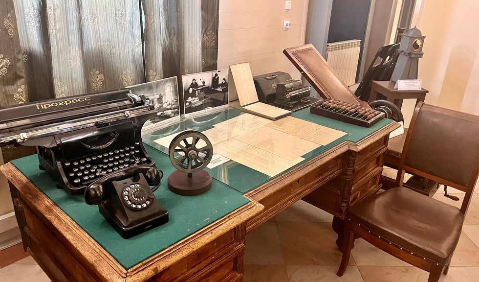 Рабочий стол с антикварной мебелью – музеи от 1400 рублей