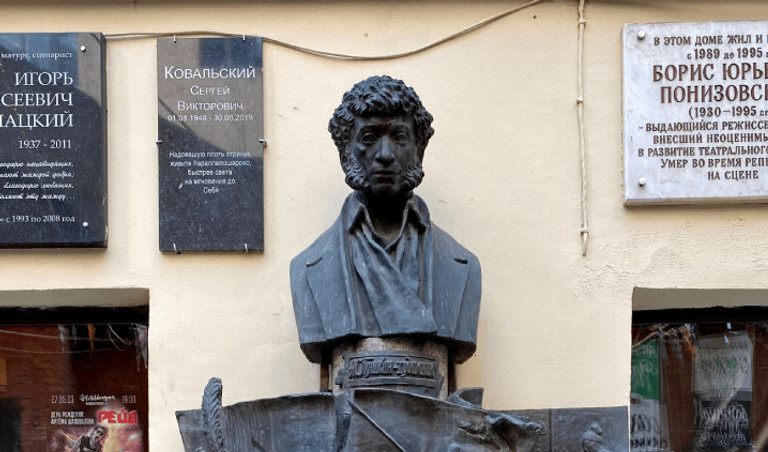 Памятник А. С. Пушкину – пешеходные экскурсии от 630 рублей