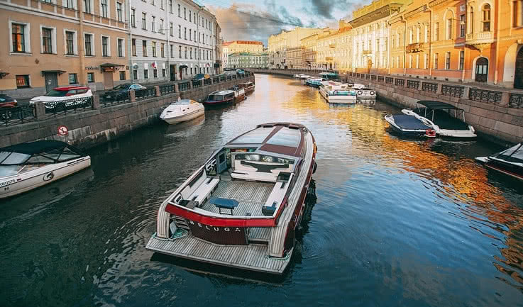 Яхта на фоне города – аренда катера в СПб от 6000 рублей