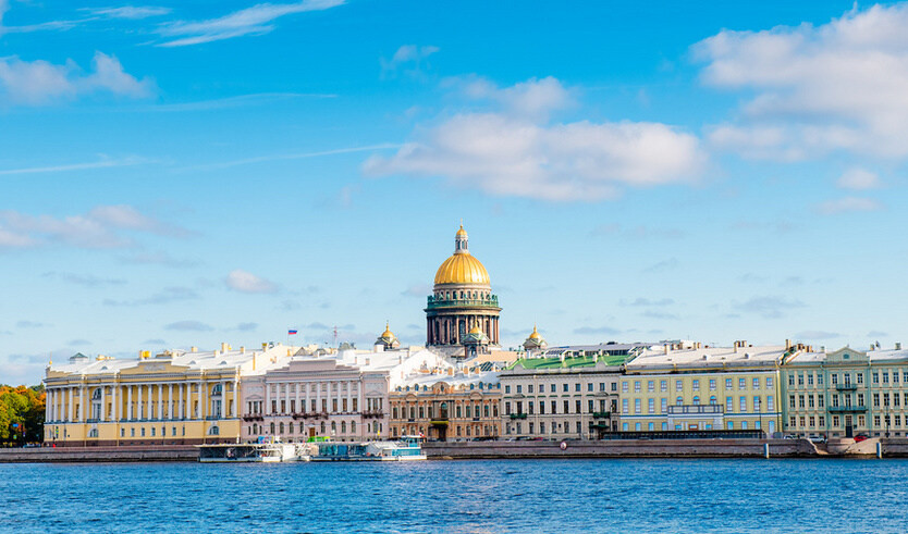Вид на Английскую набережную и Исаакиевский собор со стороны Невы – водные экскурсии по рекам и каналам от 1000 рублей