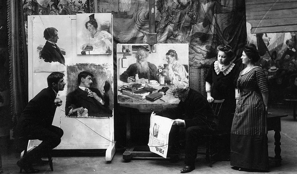 Чуковский (сидит слева) в студии Ильи Репина – пешеходные экскурсии от 1100 рублей