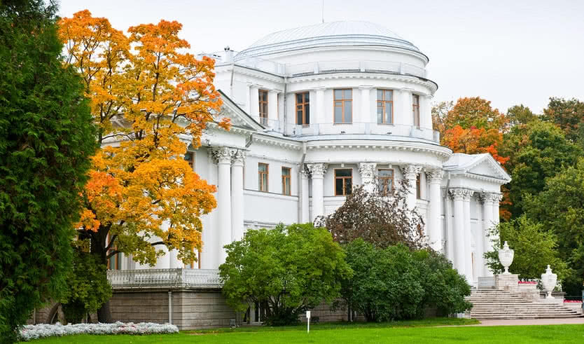 Вид сбоку на Елагиноостровский дворец – мастер-классы для школьников от 700 рублей