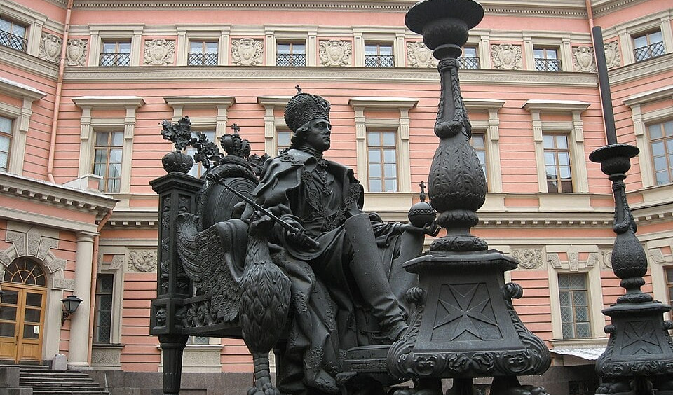Памятник Павлу I во дворе Михайловского замка – пешеходные экскурсии от 1200 рублей 