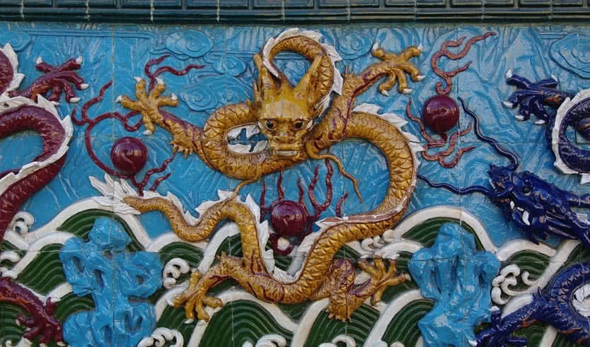 Фрагмент стены с драконами в Китайском садике – автобусные экскурсии от 780 рублей