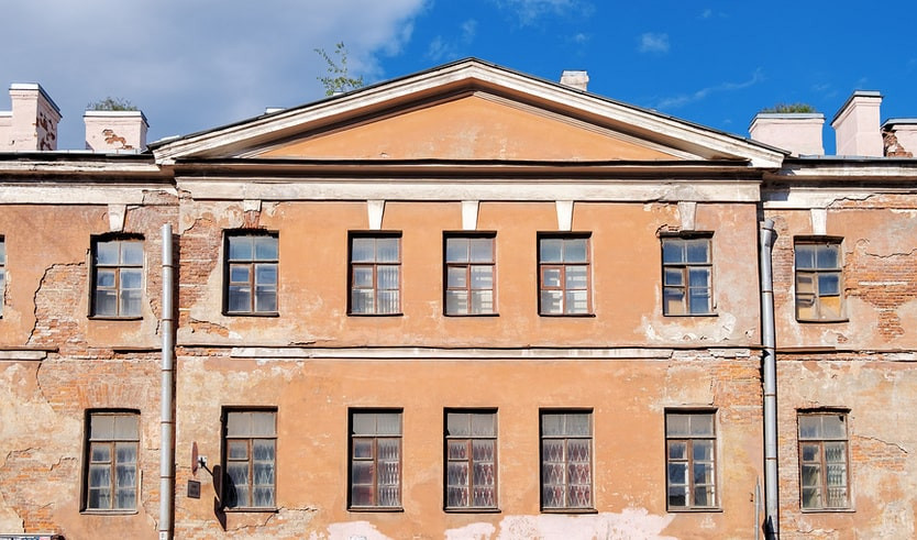 Фрагмент фасада старого здания – интерьерные экскурсии от 1750 рублей