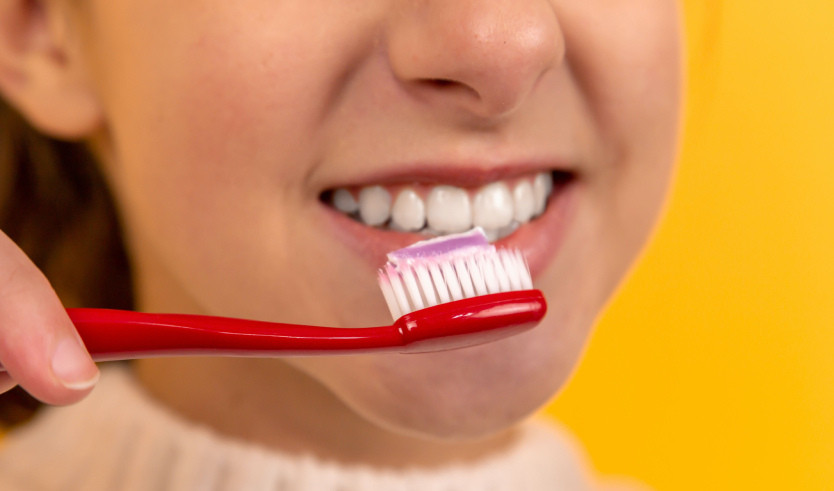 Девочка чистит зубы – сборные экскурсии для школьников в Санкт-Петербурге