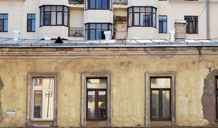 Старый дом на фоне современного жилого здания – интерьерные экскурсии от 1750 рублей