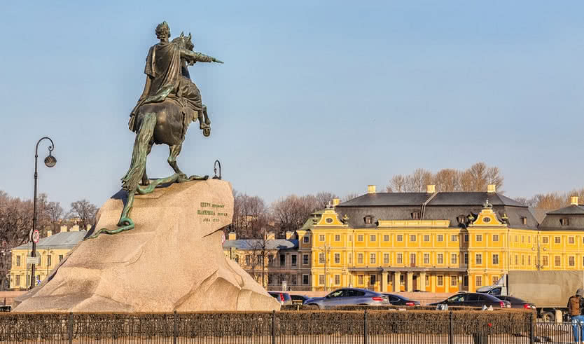 «Медный всадник» на фоне Меншиковского дворца – сборные туры в Санкт-Петербург от 17170 рублей